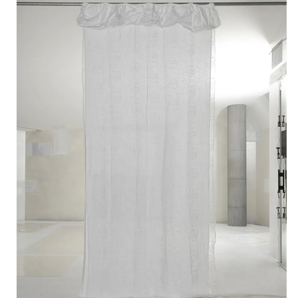 Vorhang aus weißem Leinen und Organza mit eleganter Rosenstickerei - Mariarosa