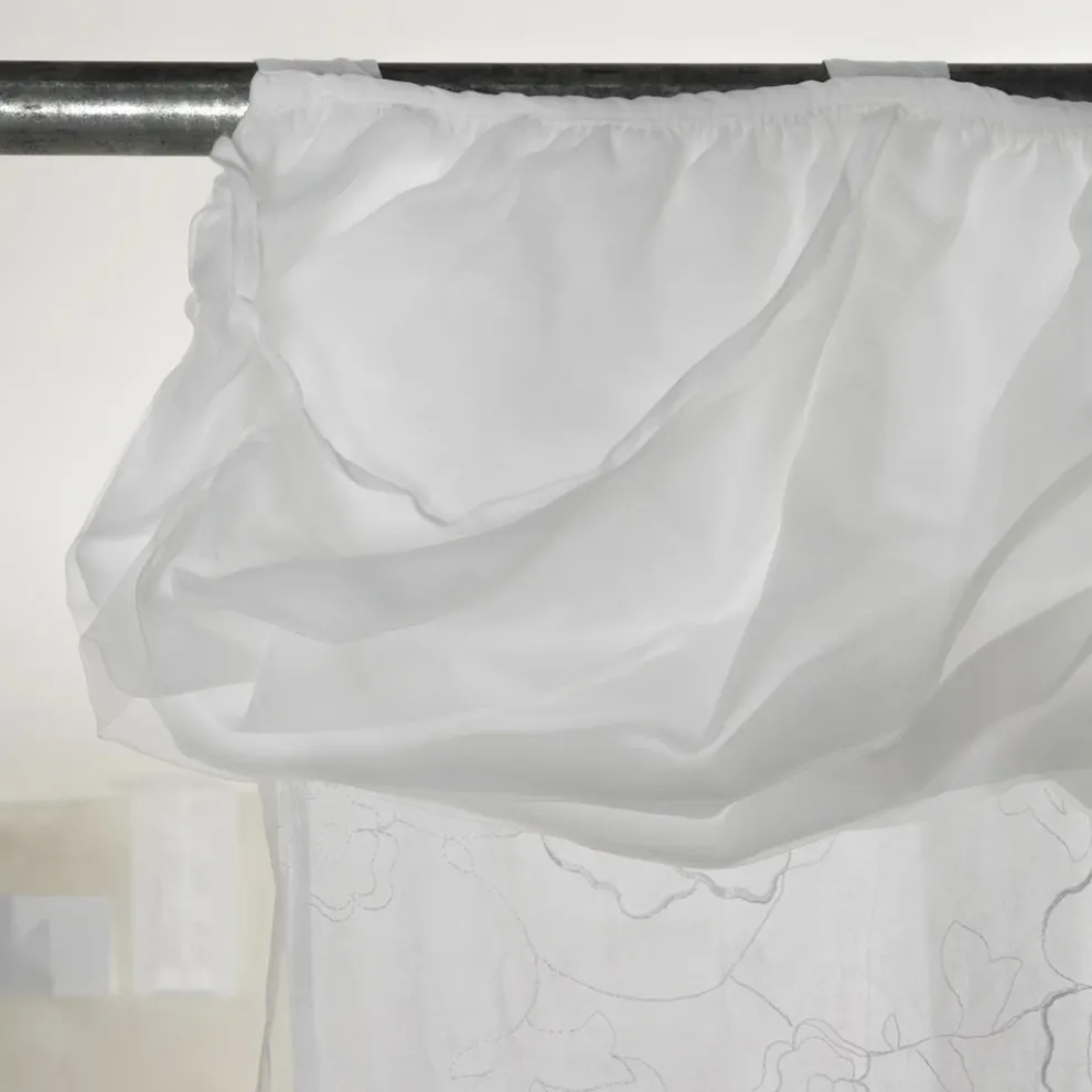 Vorhang aus weißem Leinen und Organza mit eleganter Rosenstickerei - Mariarosa