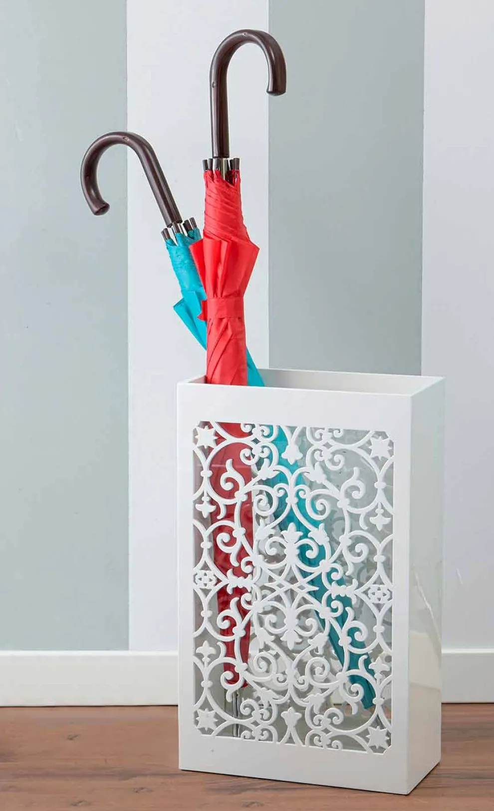 Farbiger hölzerner Regenschirmständer des modernen Designs mit arabischen Dekorationen - Dubai