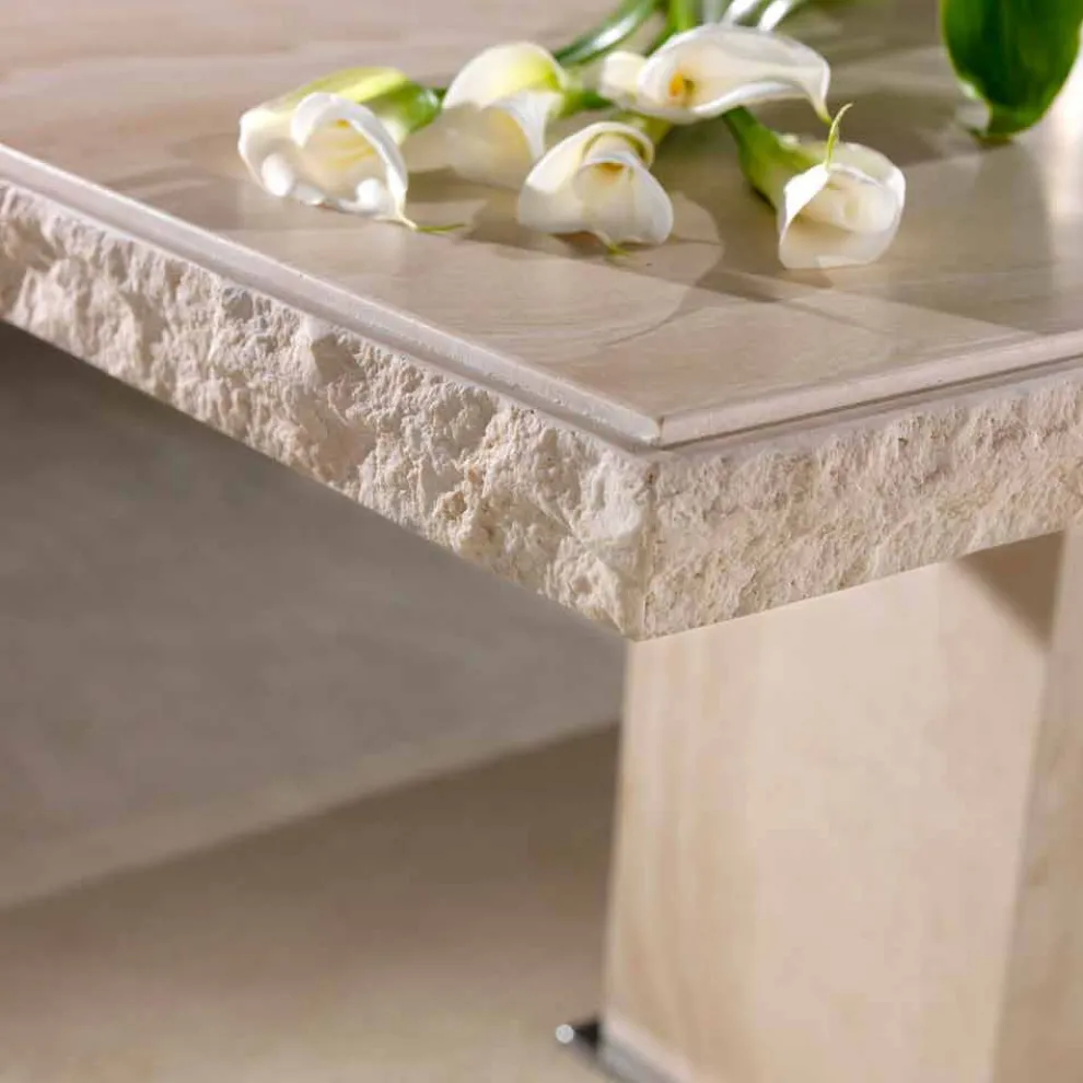 Fester Tisch aus Travertinstein mit Borte aus Stein Narciso