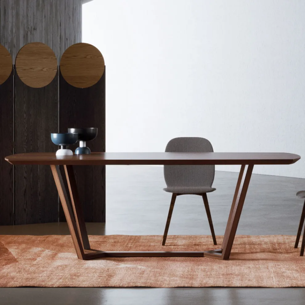 Fester Tisch mit geformter Platte und Holzsockel, hergestellt in Italien – Digory