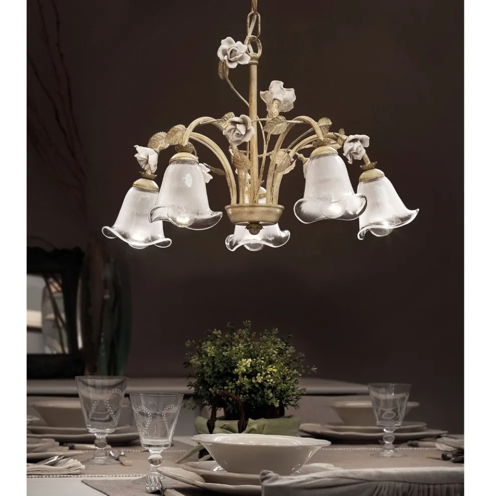 5-flammiger Kronleuchter aus Eisen und sandgestrahltem Glas mit Keramikrosen - Siena