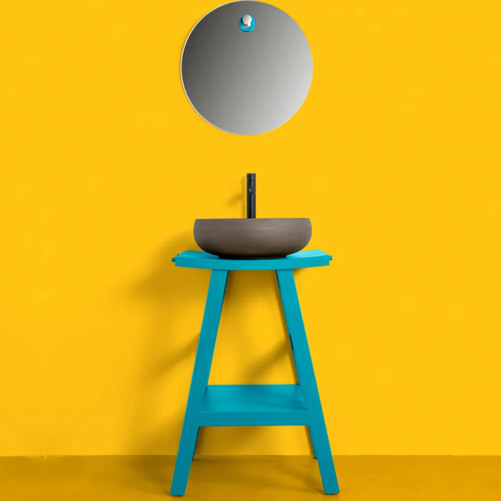 Freistehende Badezimmerschrank-Komposition mit farbigen Accessoires - Maryse