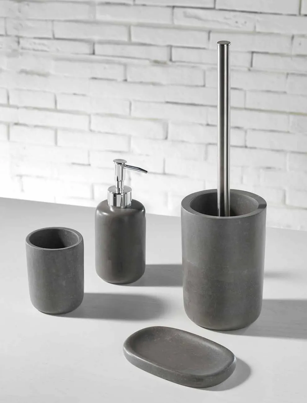 Freistehendes Badezimmerzubehörset aus grauem Harz - Pailette