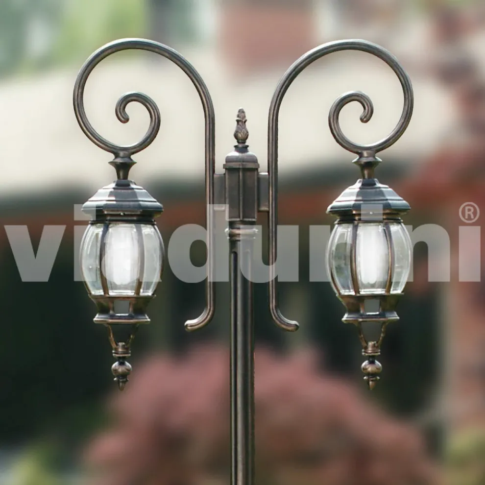 Gartenlaternenpfahl mit 2 Leuchten aus Aluminiumdruckguss, hergestellt in Italien, Anika