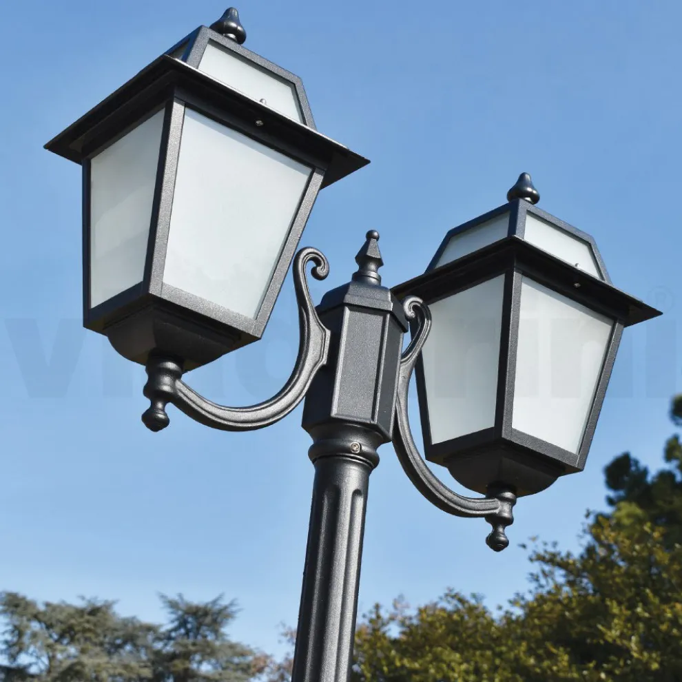 Gartenlaternenpfahl 238 cm hoch aus anthrazitfarbenem Aluminium und sandgestrahltem Glas - Elric