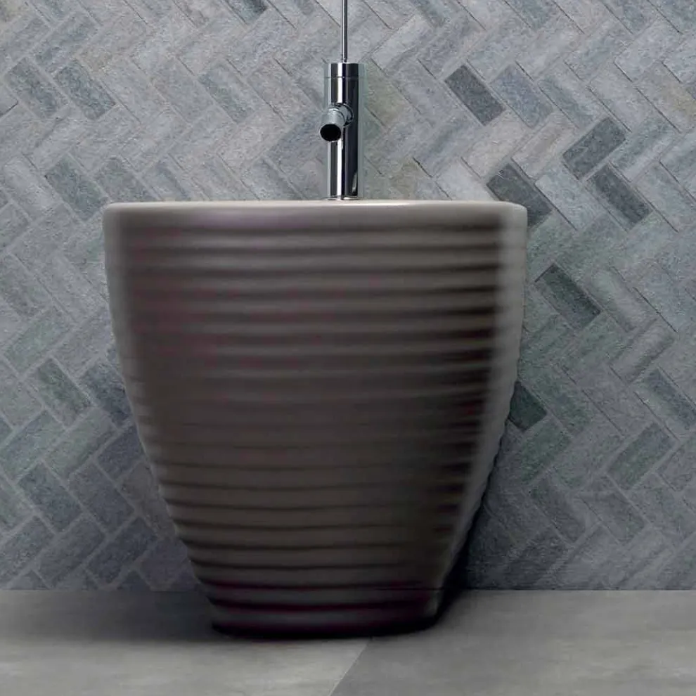 Gemahlenes Bidet aus weißer oder farbig glasierter Keramik Trabia