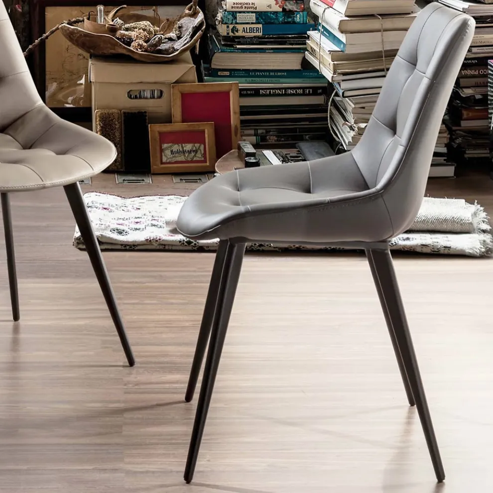 Gepolsterter Esszimmerstuhl aus Kunstleder mit schwarzen Beinen, 2 Stück - Edda