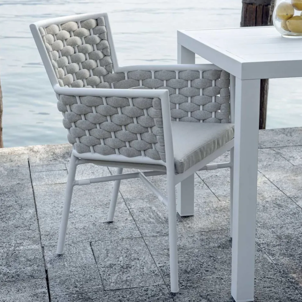 Stapelbarer Stuhl mit gepolsterten Seilarmlehnen und Rückenlehne - Gardenia