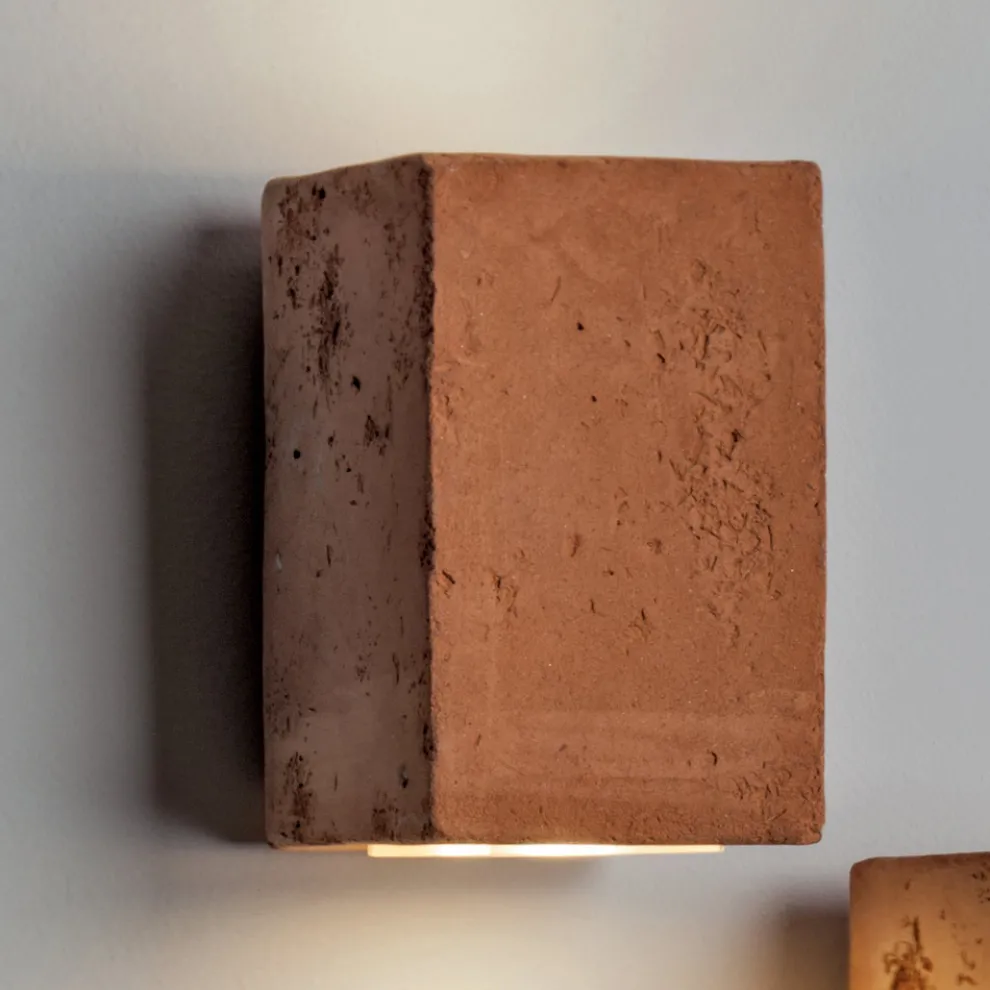 Handgefertigte LED-Gartenwandleuchte aus Terrakotta von Toscot Smith