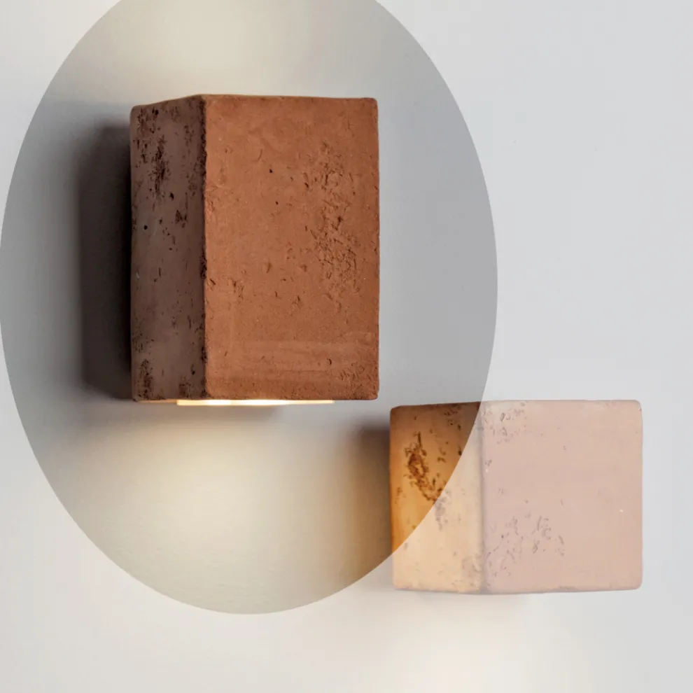 Handgefertigte LED-Gartenwandleuchte aus Terrakotta von Toscot Smith