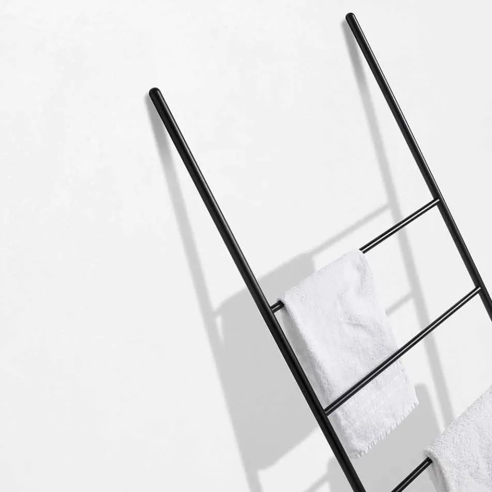 Handtuchleiter in modernem Design aus weißem oder schwarzem Metall - Oppalà