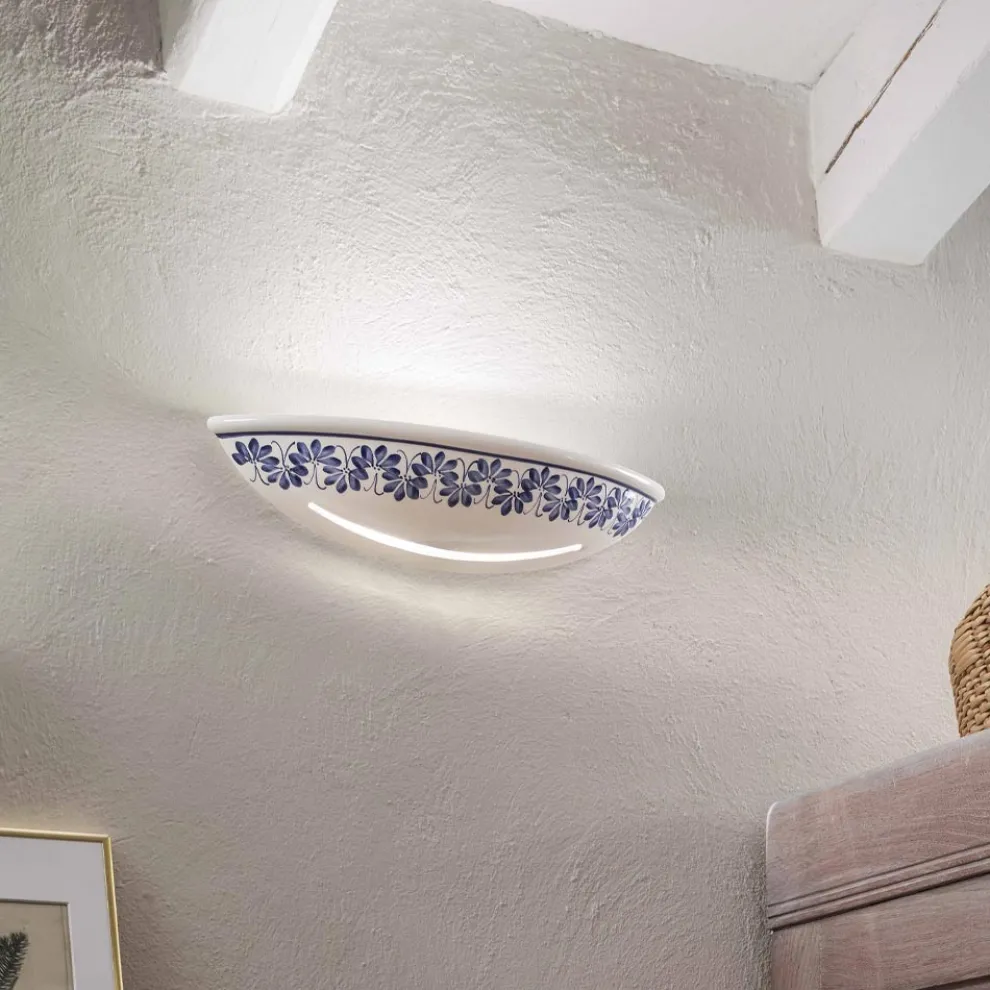 Handwerkliche Keramik-Wandlampe und handbemalte blaue Dekorationen - Triest