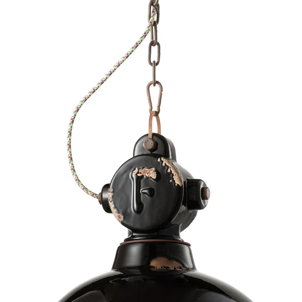 Handwerkliche und industrielle Pendelleuchte aus Keramik und Eisen - Industriell