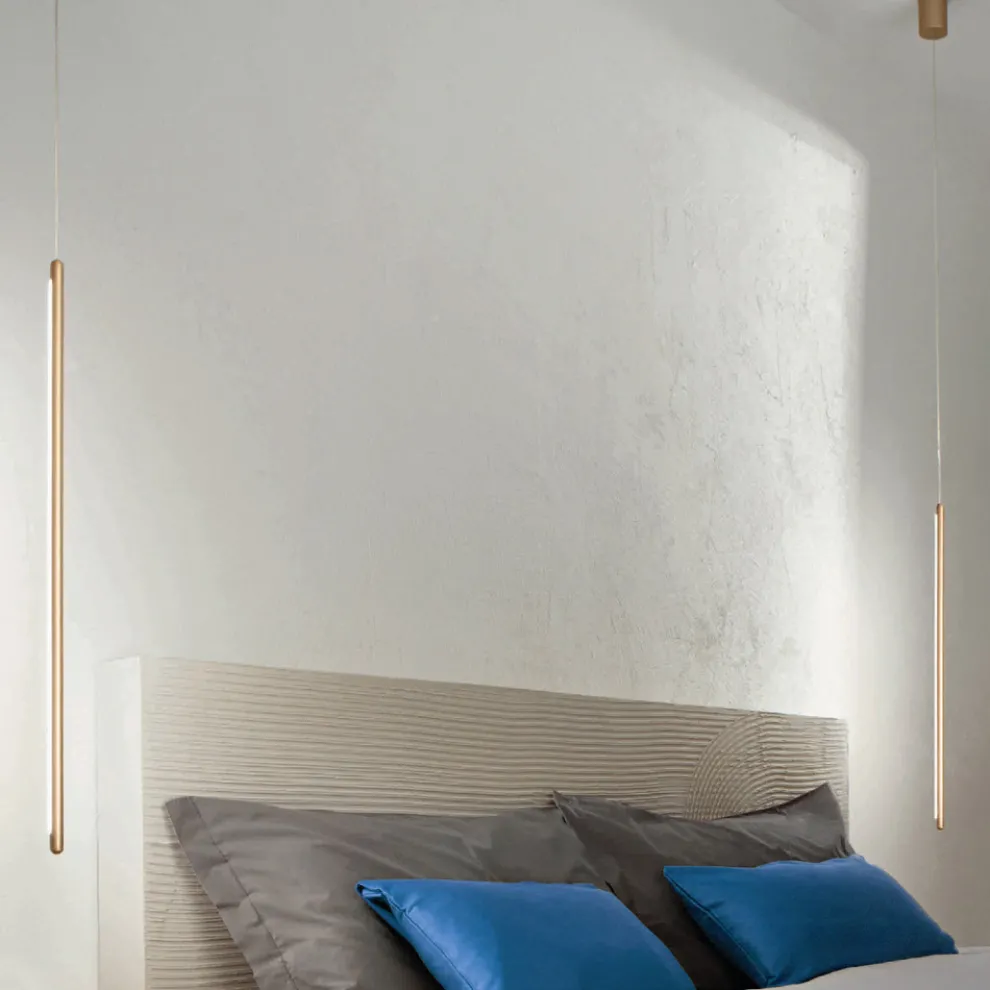 Hängelampe aus goldlackiertem Metall mit verstellbaren Kabeln – Orange