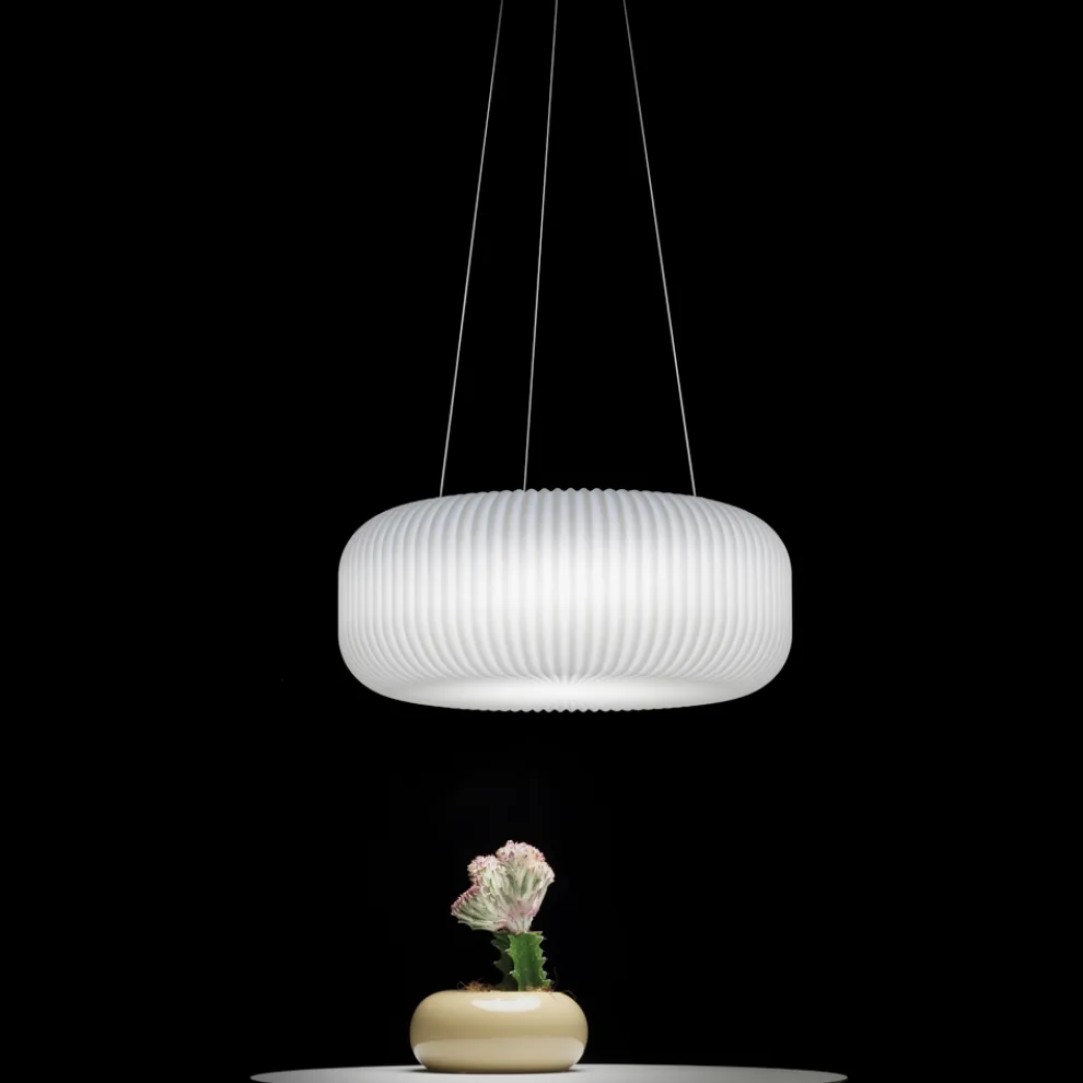 Hängelampe aus Polyethylen mit 3 Metallkabeln - Scheibe