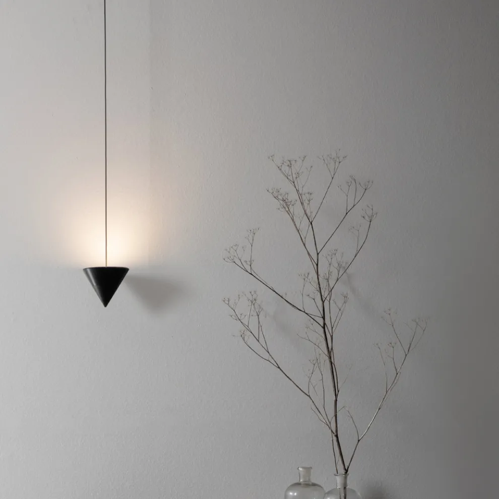 Hängelampe aus schwarzem Aluminiumdraht und großem Designkegel - Mercado