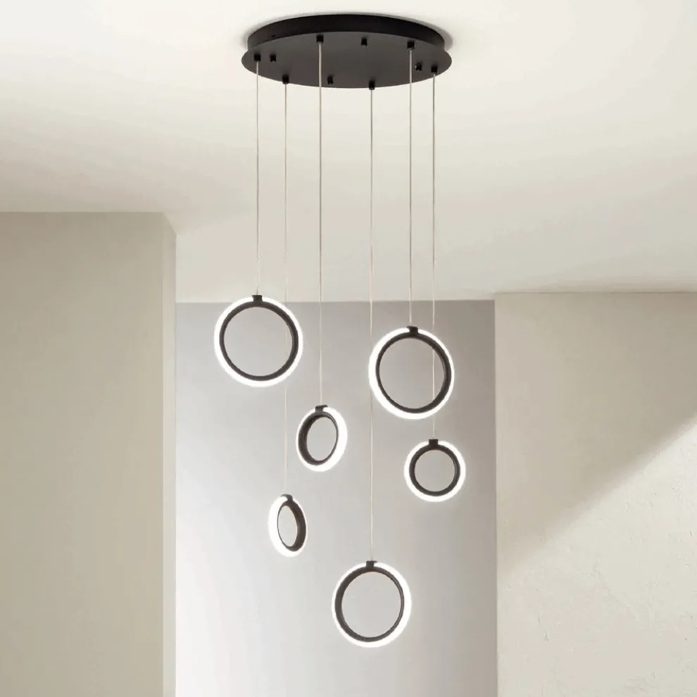 Hängender Kronleuchter aus schwarz lackiertem Metall mit 6 LED-Leuchten – Zeder