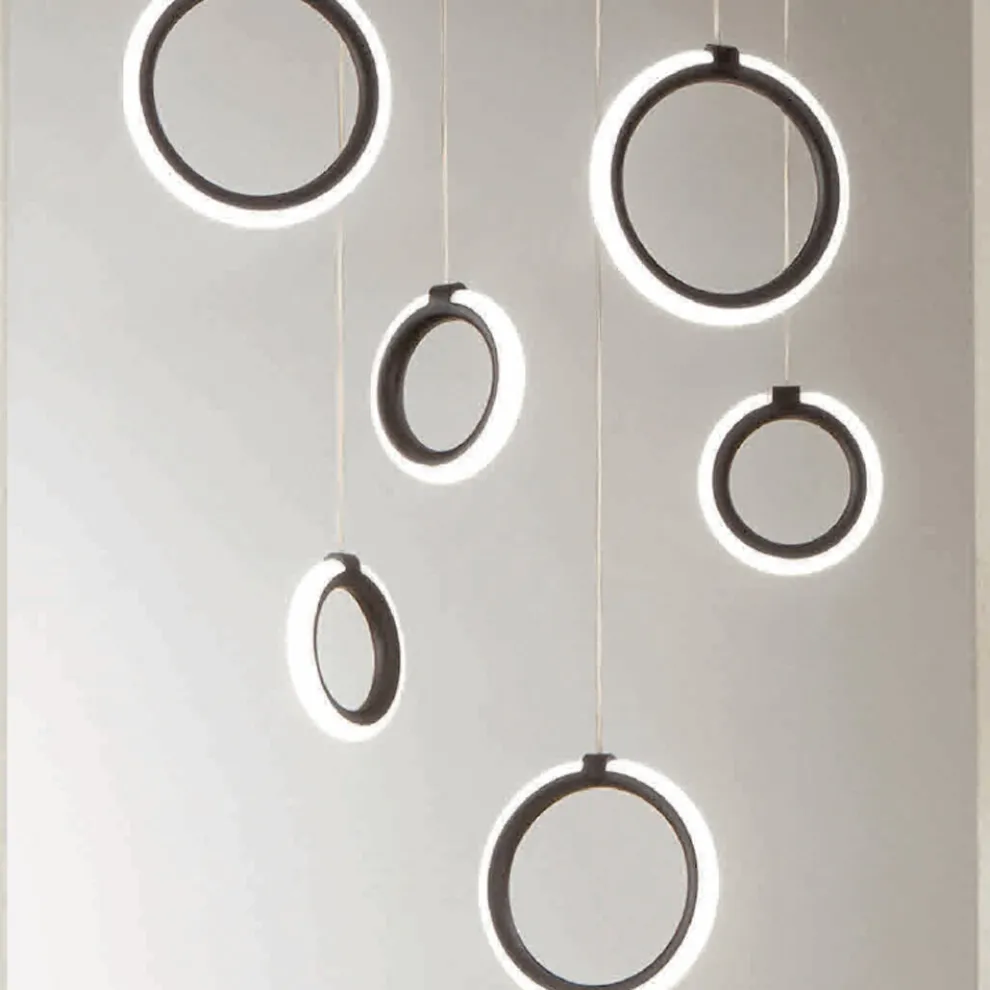 Hängender Kronleuchter aus schwarz lackiertem Metall mit 6 LED-Leuchten – Zeder