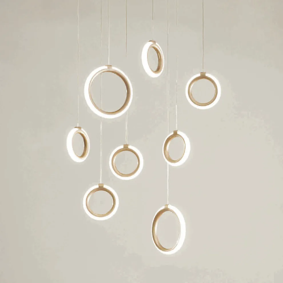 Hängender Kronleuchter aus goldfarben lackiertem Metall mit 8 LED-Lichtern – Zeder