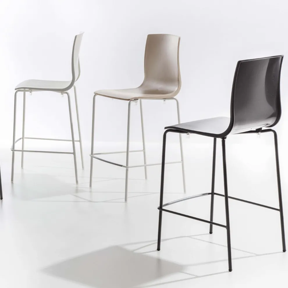 Hoch stapelbarer Polypropylen-Hocker mit Metallbasis, 2 Stück - Kiara