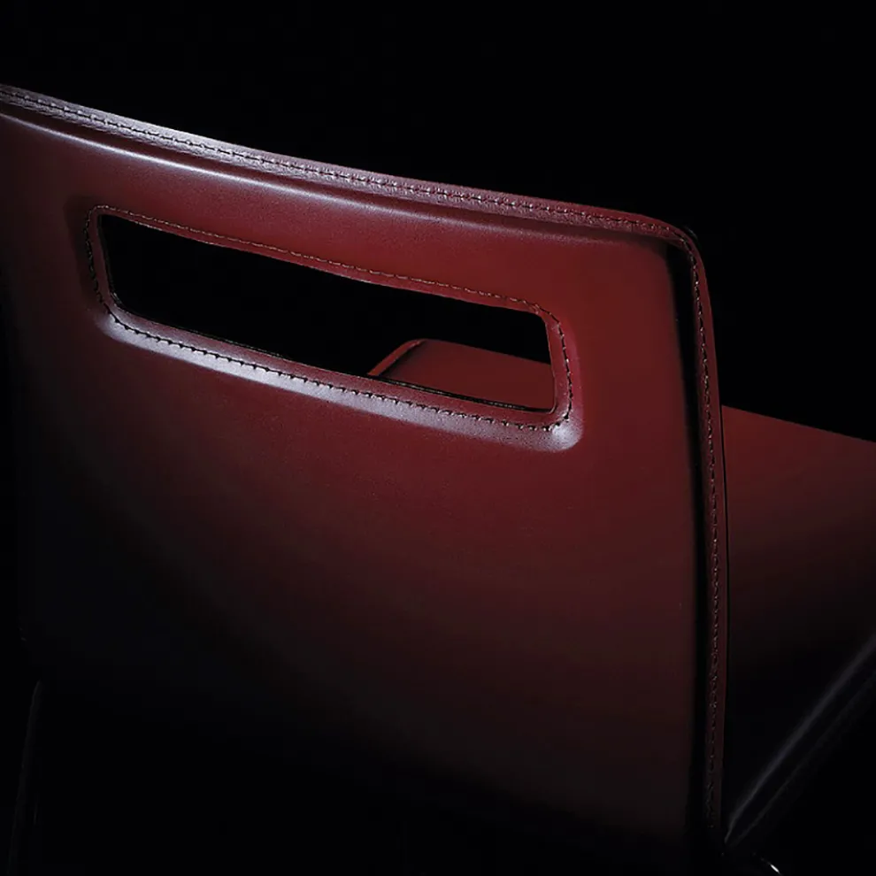 Hocker aus burgunderfarbenem Leder und Kufenstruktur, hergestellt in Italien – Pallina