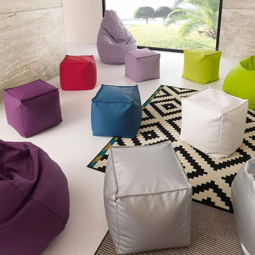 Hocker mit einem modernen Blumendesign