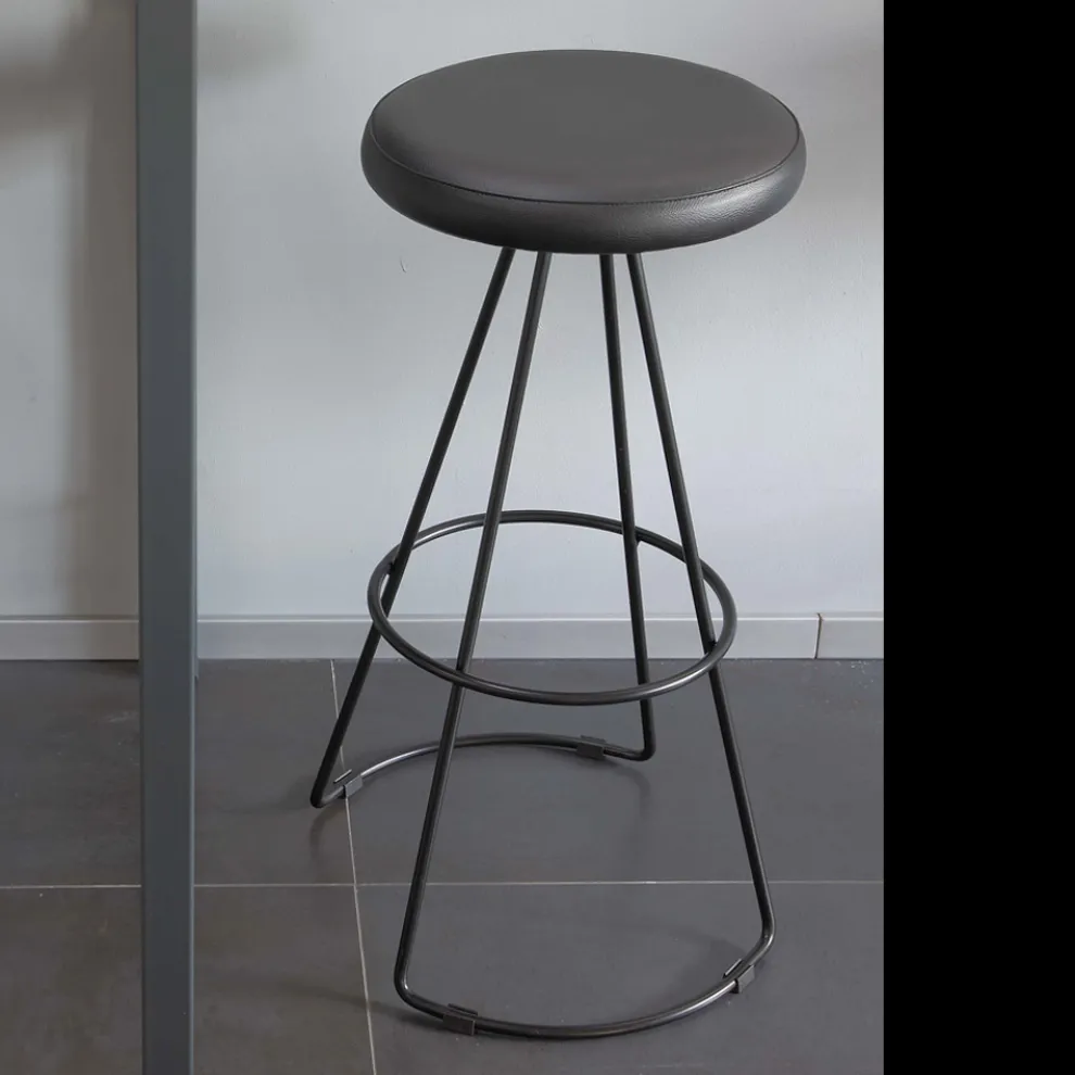 Hocker mit schwarzer Metallstruktur und schwarzem Kunstledersitz - Miscia