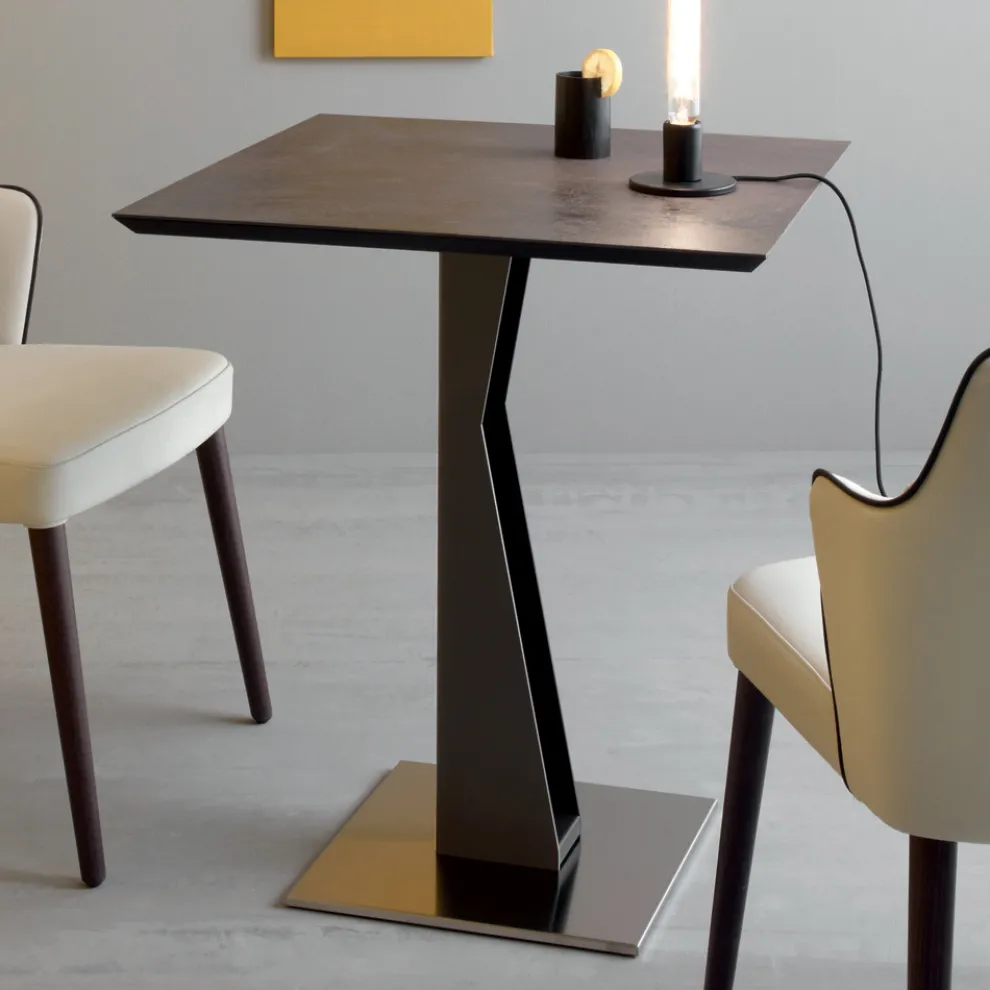 Hoher quadratischer Couchtisch aus schrägem Metall und matter Keramikplatte - Coriko