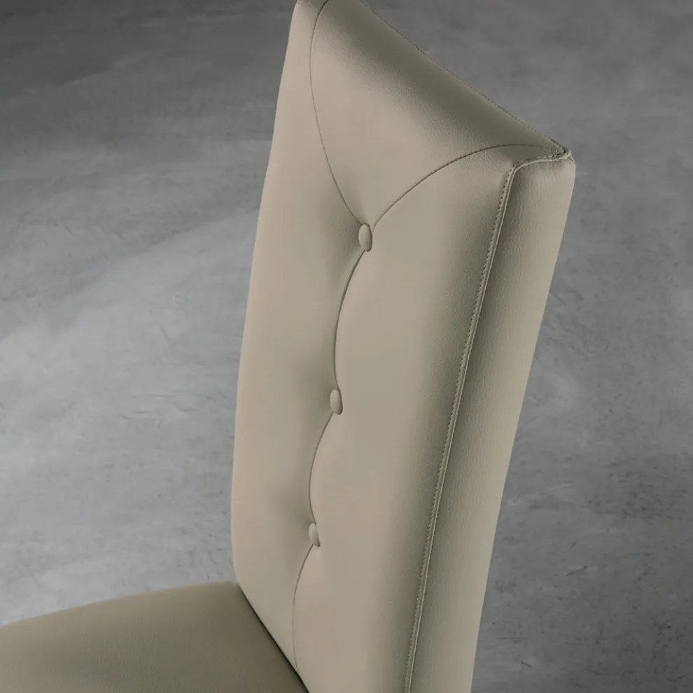 Holzstuhl und Kunstledersitz mit italienischen Designknöpfen - Mircea