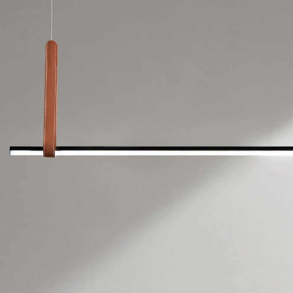 Horizontale Hängelampe aus Metall und Details aus Kunstleder – Zypresse