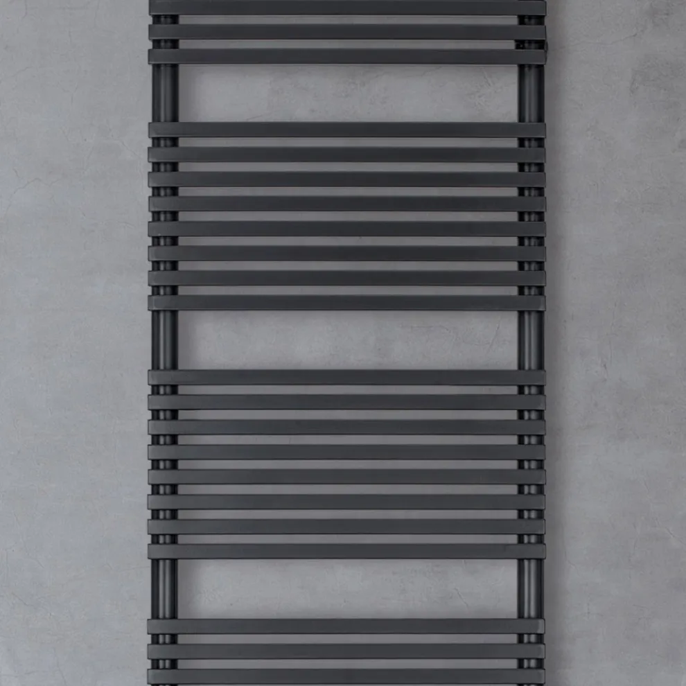 Hydraulischer Handtuchwärmer aus Stahl mit tiefschwarzer Oberfläche, hergestellt in Italien – Brownies