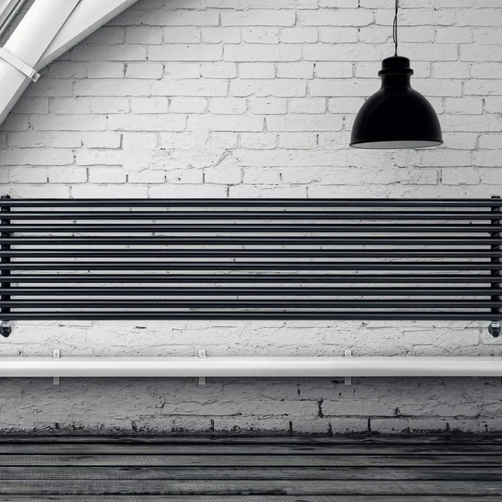 Hydraulischer Heizkörper mit vertikalen Kollektoren und horizontalen Rohren – zusammengesetzt