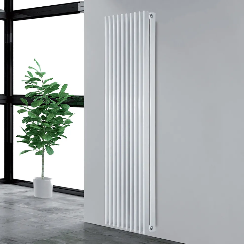 Hydraulischer Heizkörper mit flachen Elementen aus verkehrsweißem Stahl – Pflaume