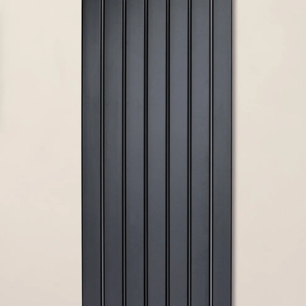 Hydraulischer Heizkörper mit einer Reihe flacher Elemente, hergestellt in Italien – Zabaione