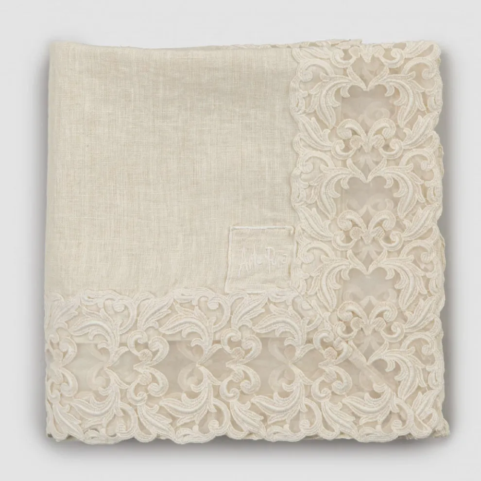 Beige Leinen quadratische Tischdecke mit handgefertigter Luxus Farnese Spitze - Kippel