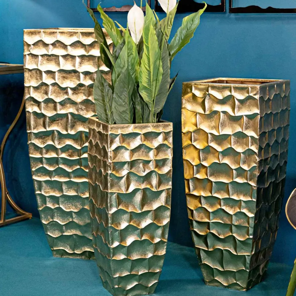 3 quadratische Vasen aus goldenem Eisen mit unregelmäßigen Reliefdekorationen - Walter