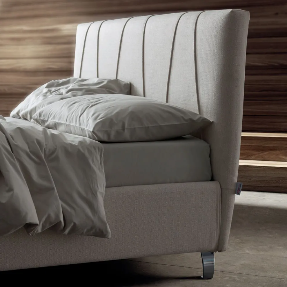 Doppelbett 160x190 mit schrägen Riemchenprofilen im Kopfteil - Euforie