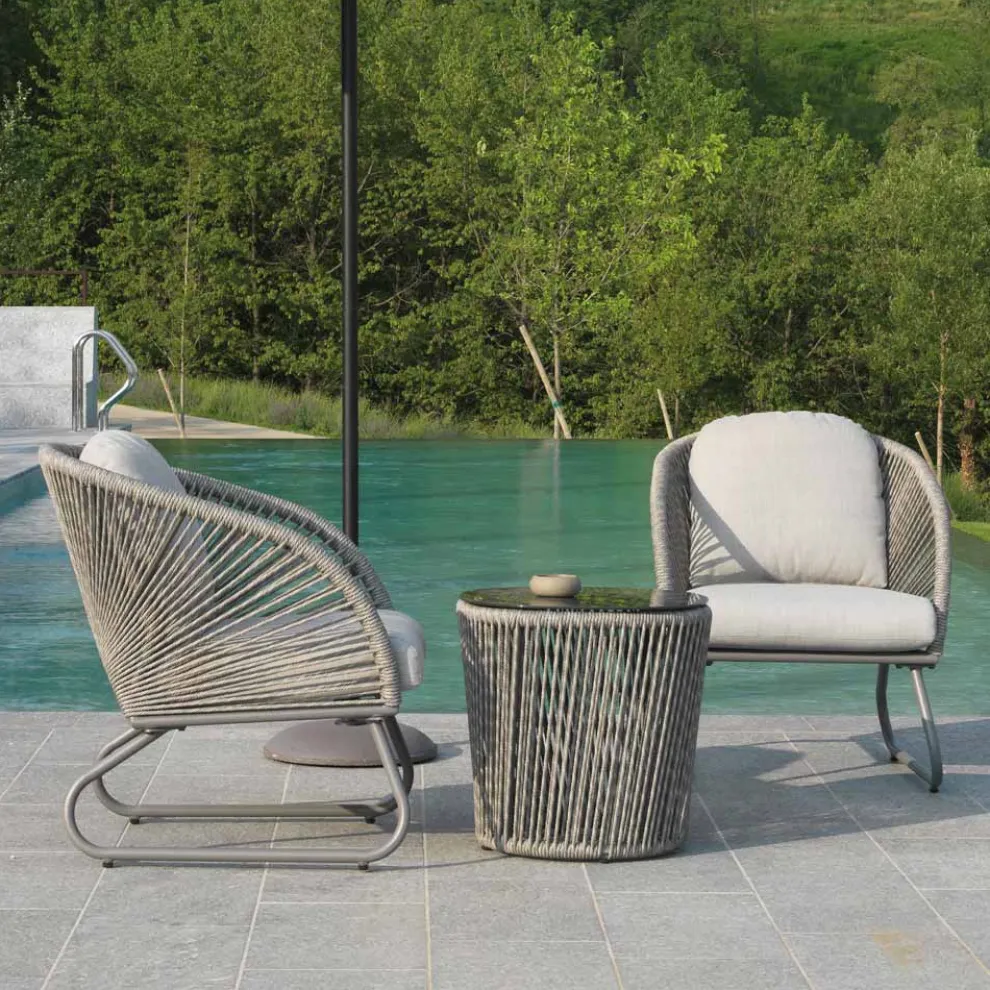 Wohnzimmer bestehend aus 2 Sesseln mit Couchtisch - Suitcase