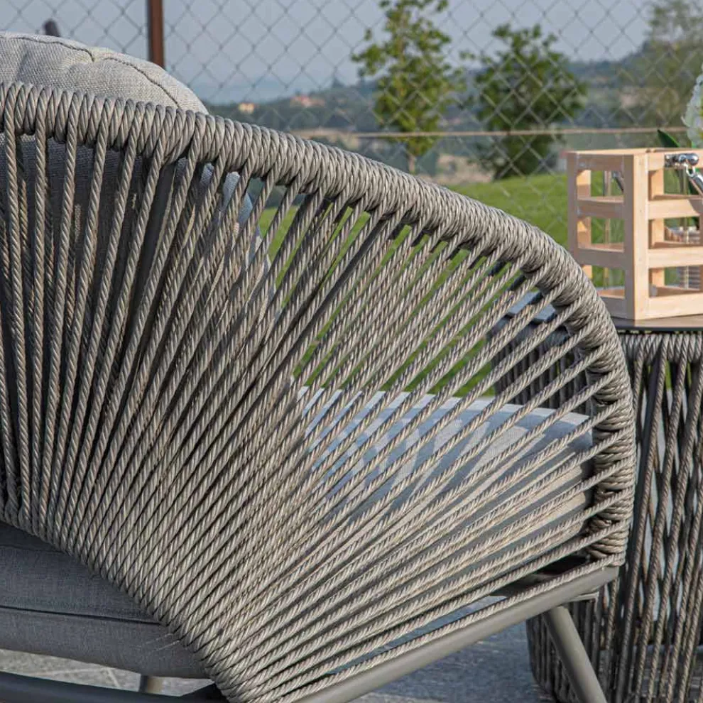 Wohnzimmer bestehend aus 2 Sesseln mit Couchtisch - Suitcase