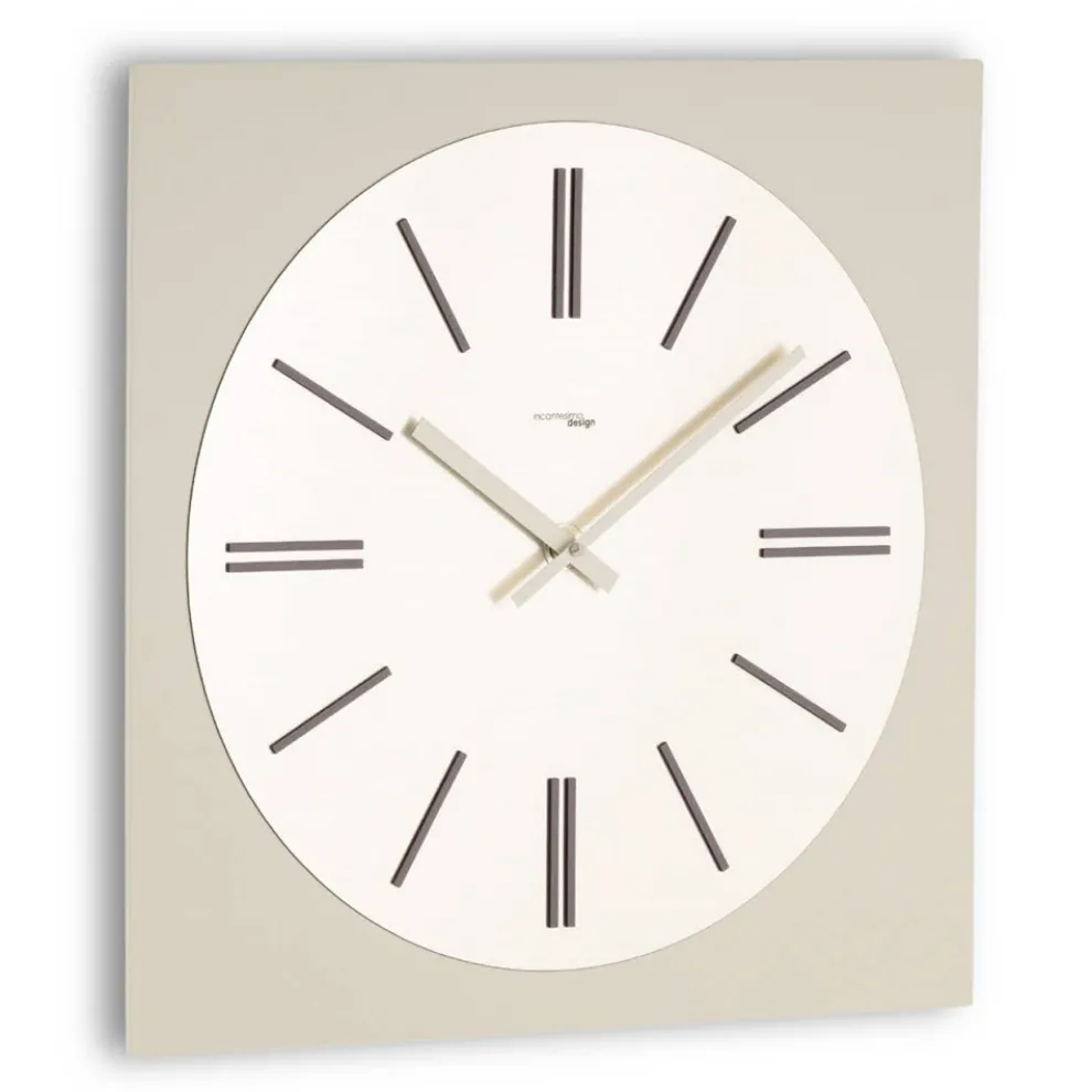 Mit High-Tech-Werkzeugen geschnittene Wanduhr, hergestellt in Italien – stolz