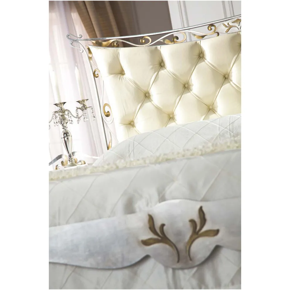 Doppelbett im klassischen Stil aus Eisen und Leder, hergestellt in Italien – King