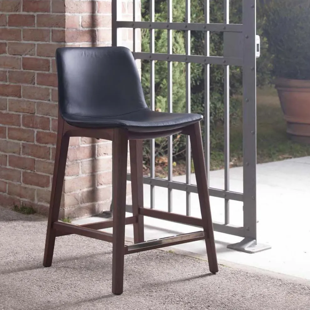 Küchenhocker mit festem Design aus Leder und Holz, hergestellt in Italien – Rocco