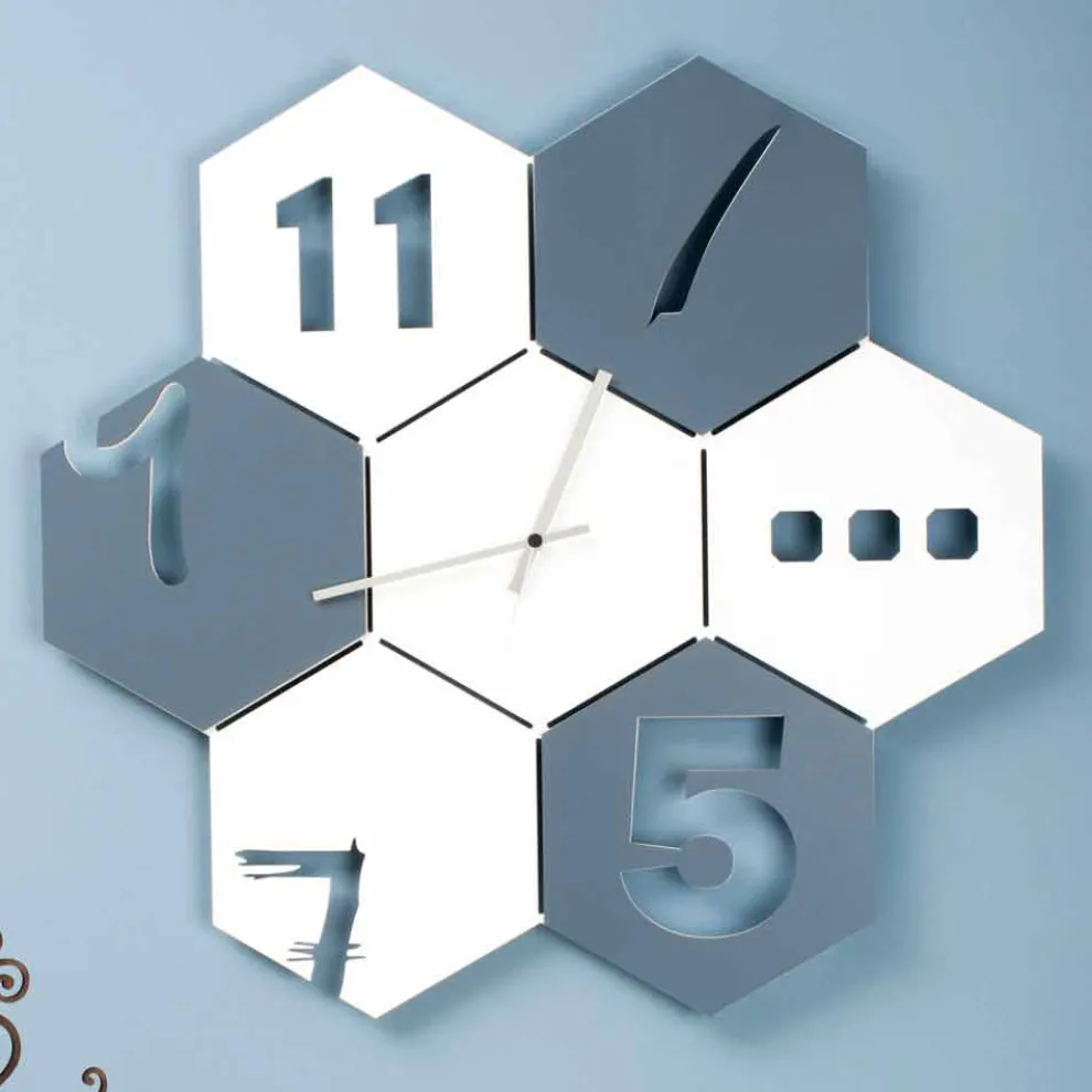 Große Wanduhr aus farbigem Holz Sechseckiges modernes Design - Nidodape