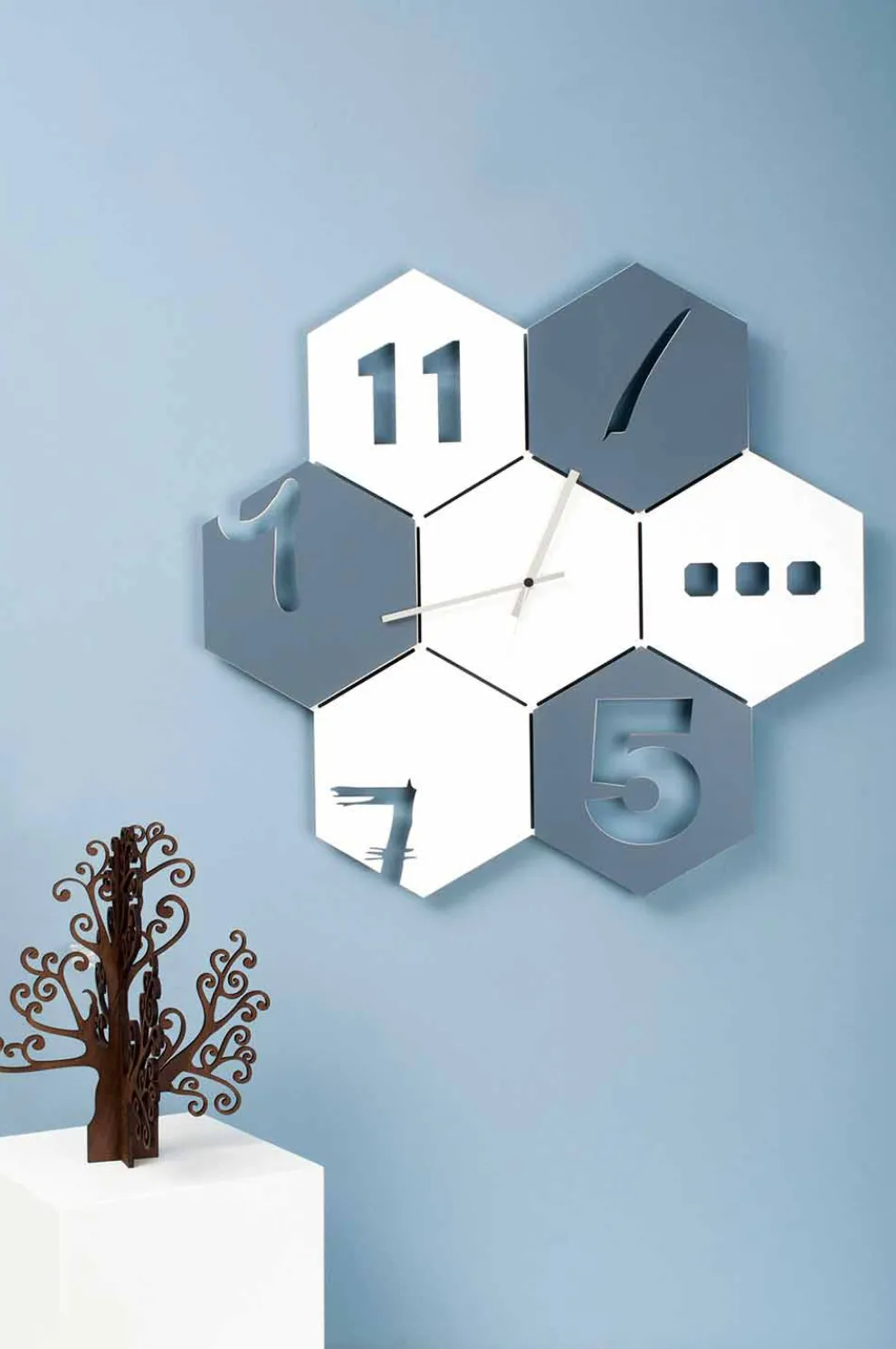 Große Wanduhr aus farbigem Holz Sechseckiges modernes Design - Nidodape