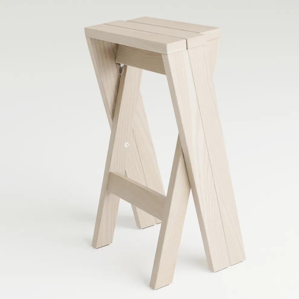 Klappbarer und stapelbarer Hocker aus massiver Esche – Write