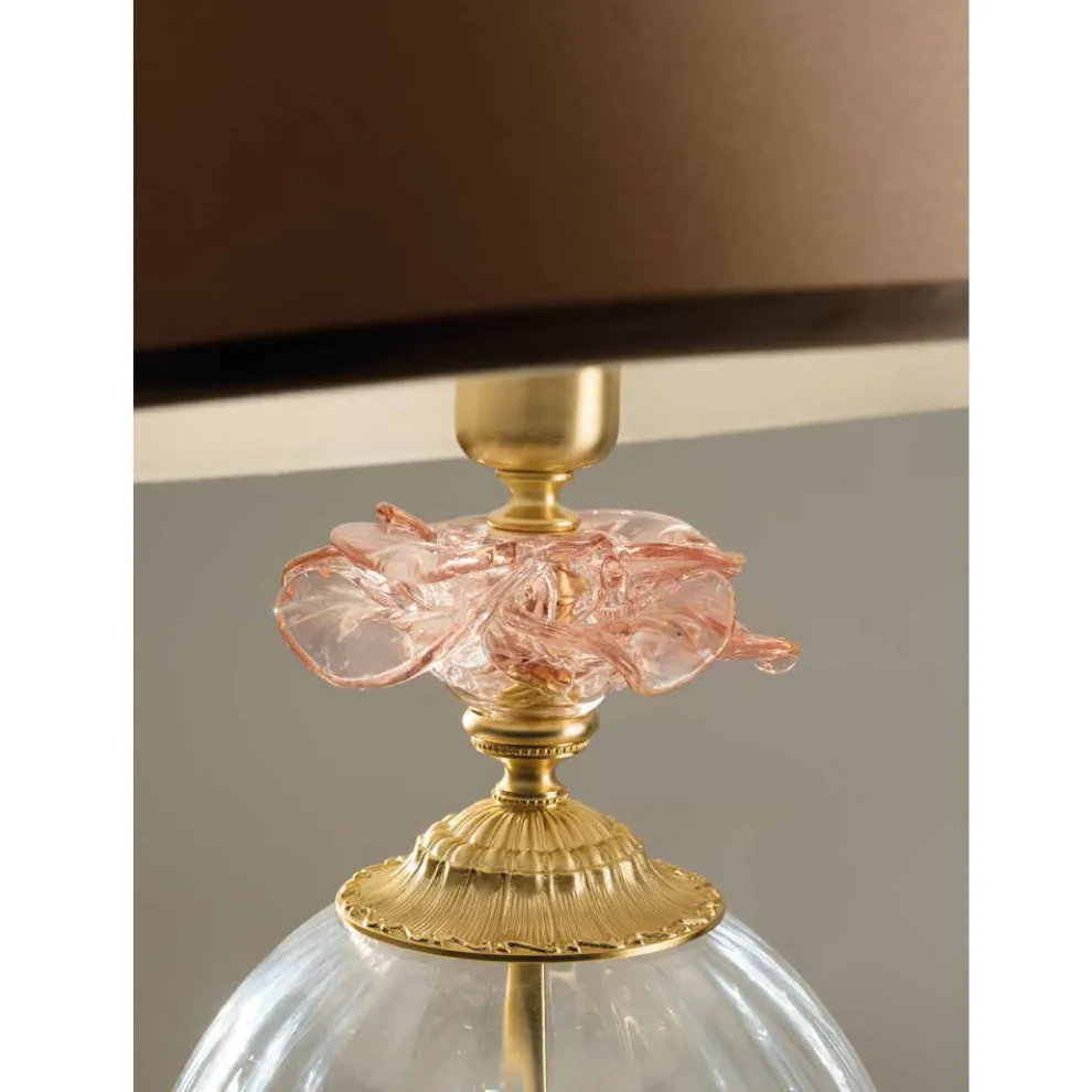 Klassische handwerkliche Glastischlampe und luxuriöser Lampenschirm - Flandern