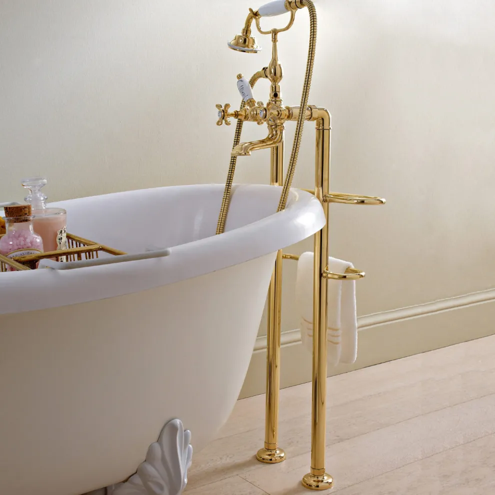 Klassischer Boden-Badewannenhahn aus Messing mit Handbrause - Fioretta