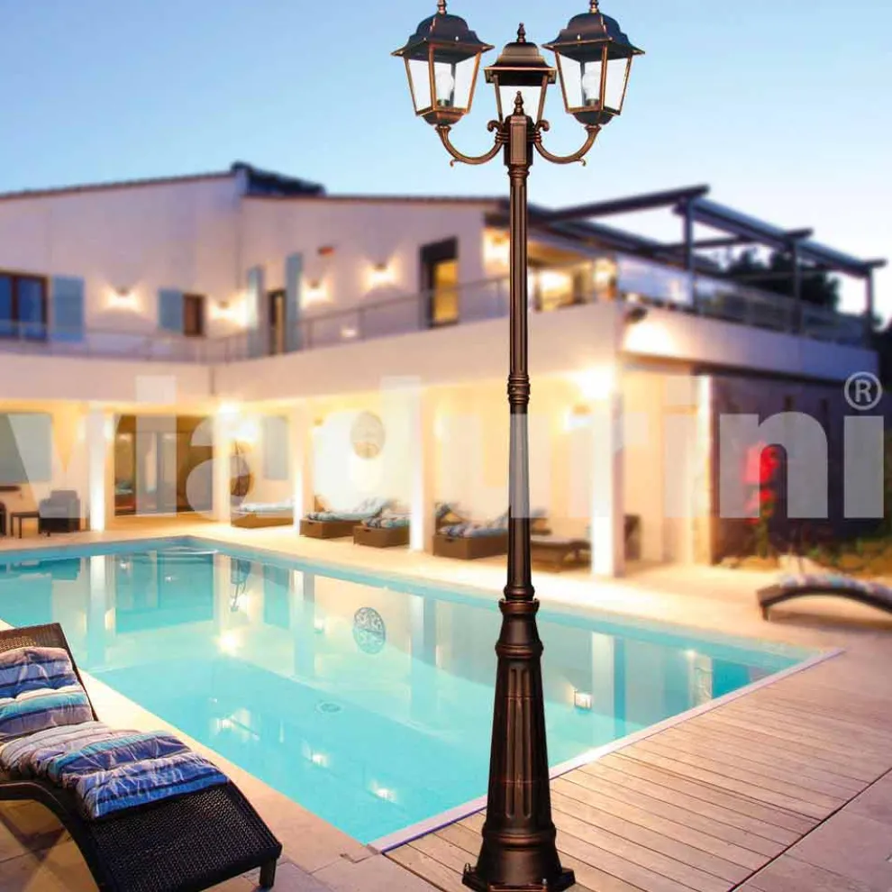 Klassischer Outdoor-Laternenpfahl mit drei Lichtern, hergestellt in Italien, Aquilina