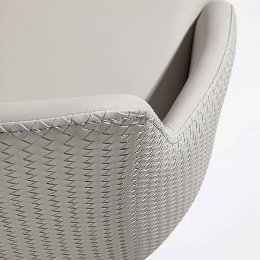 Öko-Ledersessel mit verzierter Rückenlehne und schwarzer Metallbasis, 2 Stück - Nima